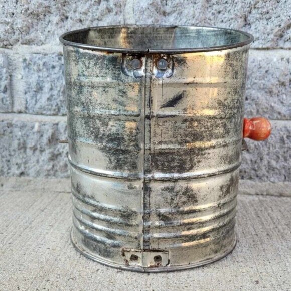 Vintage Bromwellβs 5 Cup Measuring Sifter Red Wood Crank Handle Flour Sifter - Picture 6 of 8